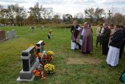 Procesja na cmentarzu Różańca Św. / Prayers at Holy Rosary Cemetery (Nov 04, 2012)